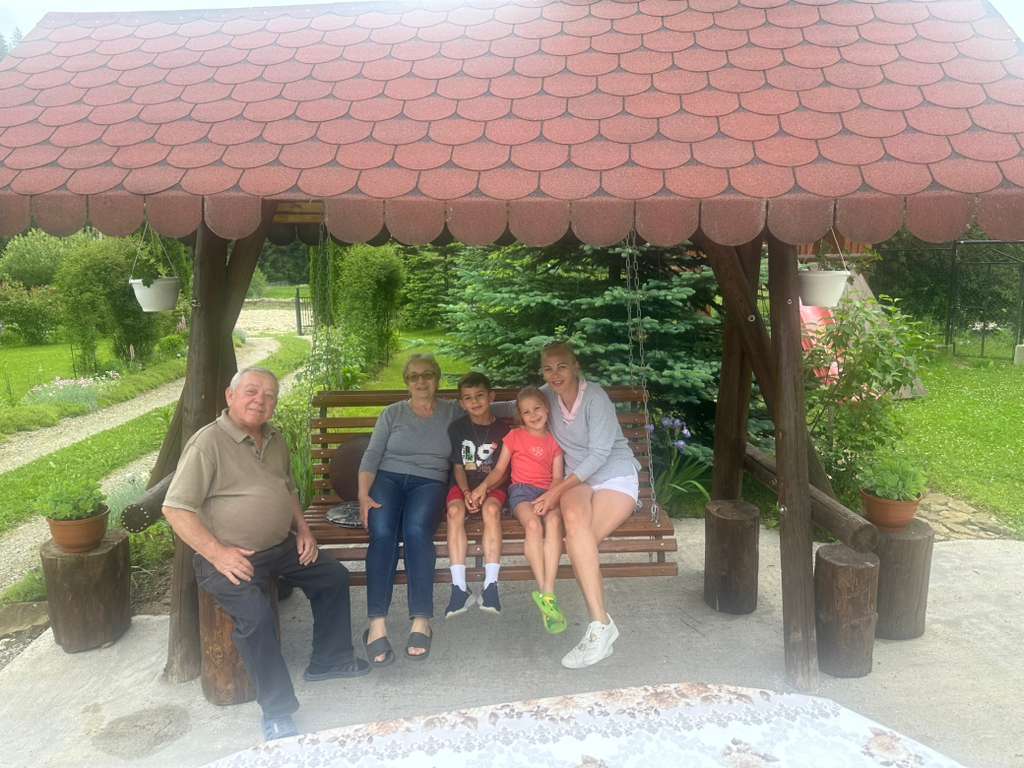 Familie la foișor, Casa Flori de Voroneț