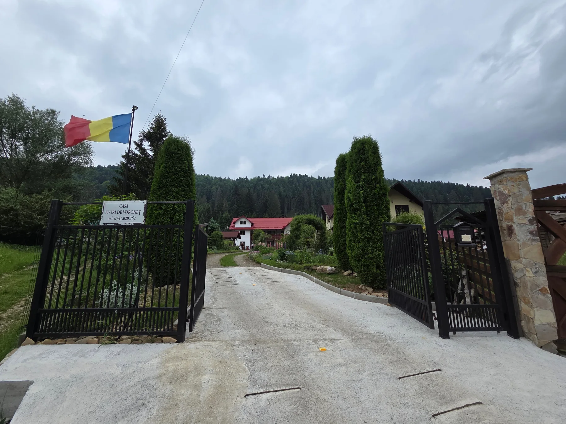 Intrarea la Casa Flori de Voroneț